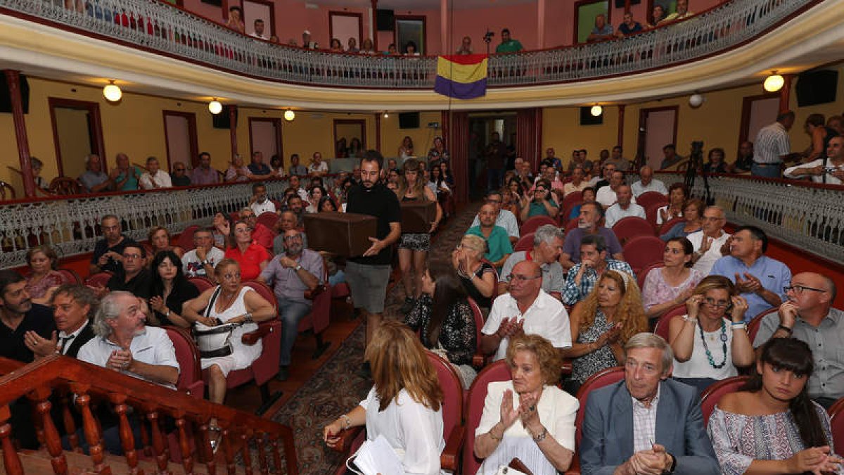 Los familiares, sentados en primera fila, observan la entrada de los restos de los fusilados. BARREDO
