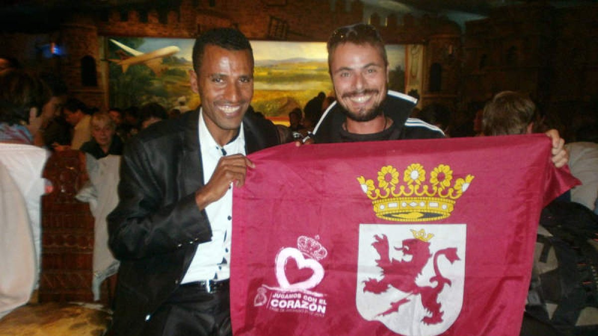El atleta leonés Fran Fueyo, a la derecha, junto a Gebremariam, el ganador del maratón de Nueva York que apadrinó la Ethiotrail.