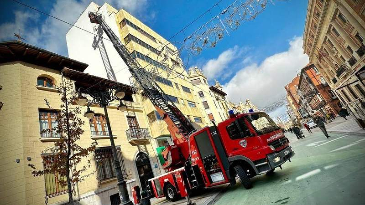 Una de las intervenciones de los Bomberos se produjo en Ordoño II para evitar la caída de cascotes. DL
