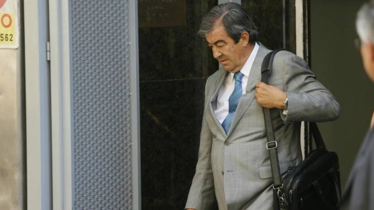 Alvarez Cascos sale de declarar en la Audiencia Nacional.