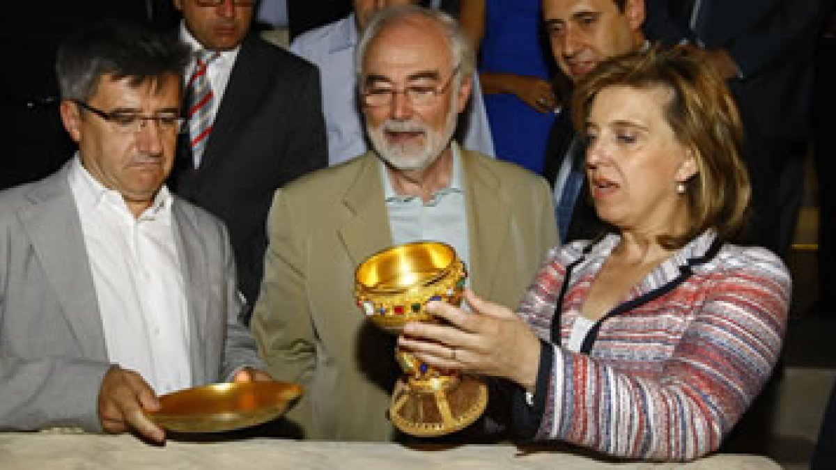 Fernández, Aparicio y Salgueiro, durante el recorrido de la muestra.