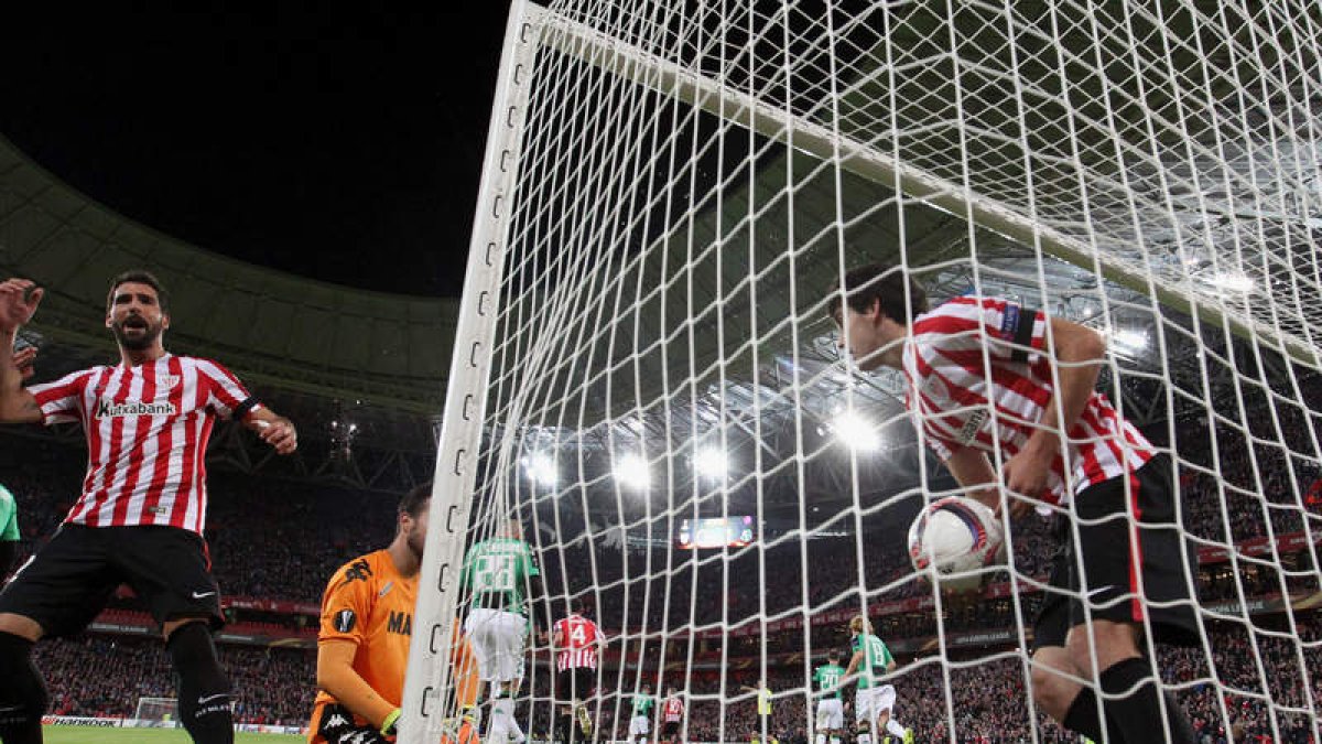 Raúl García celebra su gol frente el Sassuolo. LUIS TEJIDO