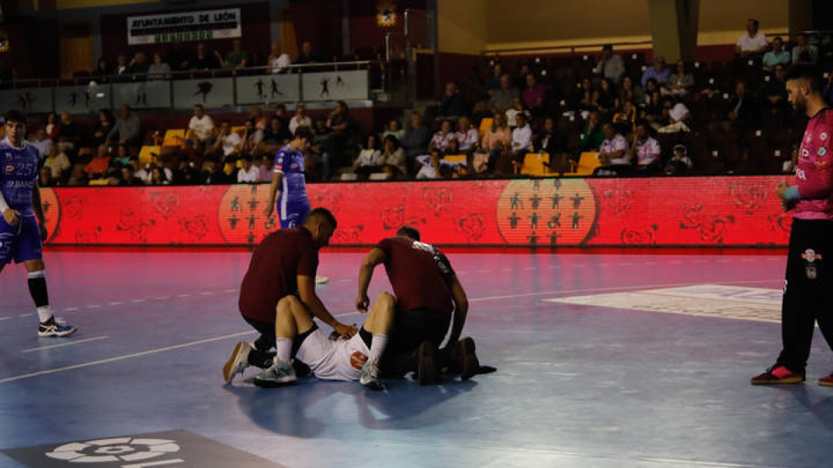 Milosavljevic en el momento de caer lesionado de su rodilla en el Palacio. MIGUEL F.B.