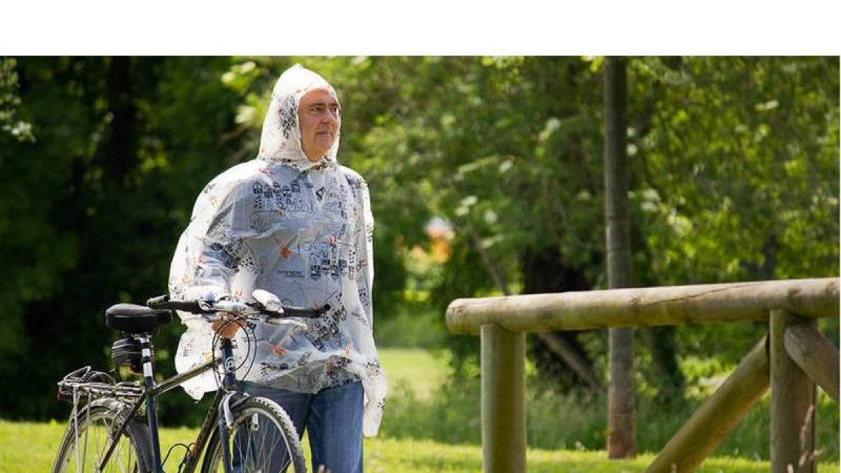 El impermeable, pensado para el ciclista y el caminante, es biodegradable.