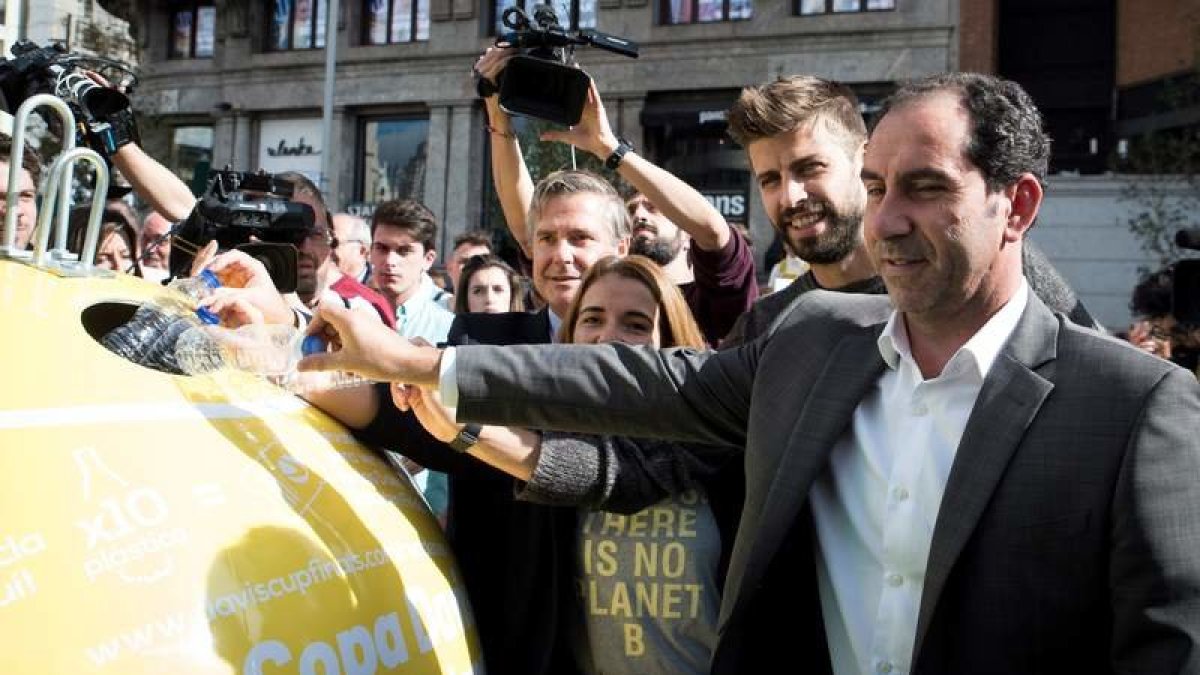 Piqué y Albert Costa, durante la presentación ayer de la campaña. LUCA PIERGOVANNI