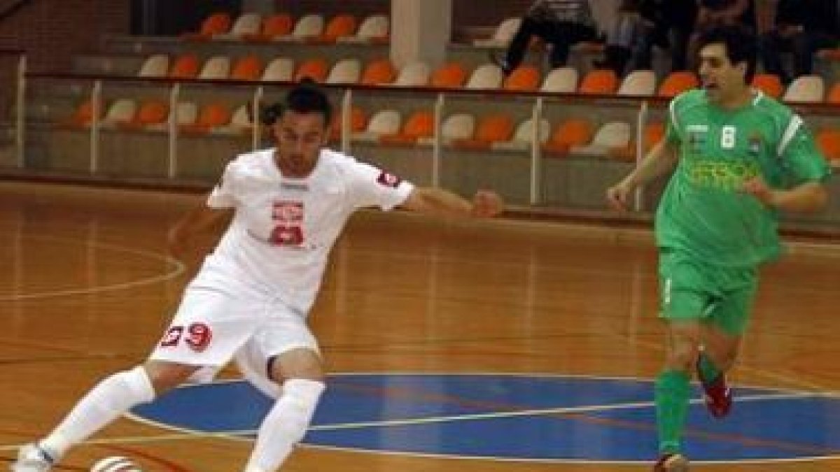 Omar, a la izquierda, se lleva el balón a pesar de Cancio.