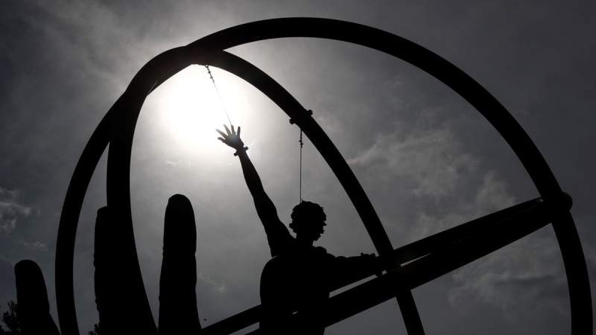 Sol y sombra en el monumento al trabajo de Paracuellos del Jarama. SEBASTIÁN MARISCAL