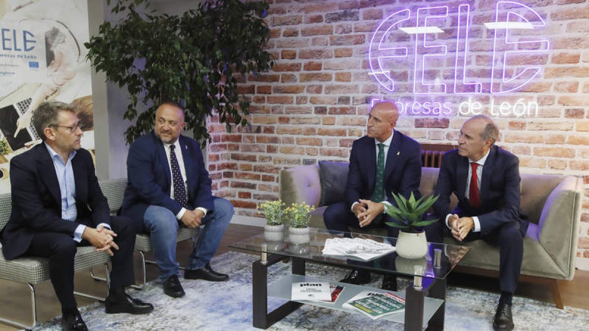 Enrique Suárez, Gerardo Álvarez Courel, José Antonio Diez y Juan María Vallejo, en el nuevo espacio. RAMIRO