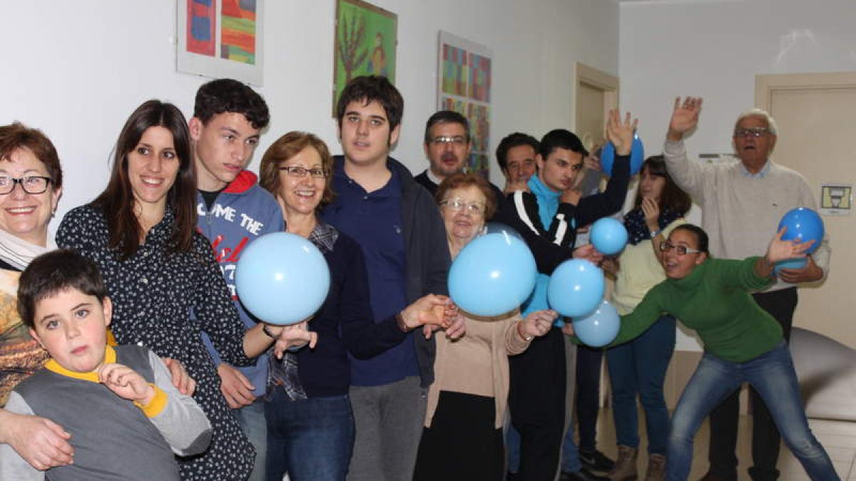 Niños y mayores participan en los talleres experimentales.