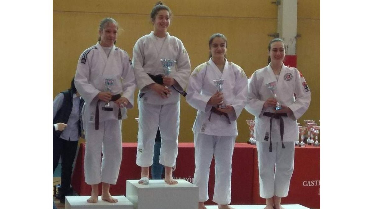La judoca leonesa Daniela Agudo, en el podio con el bronce. DL