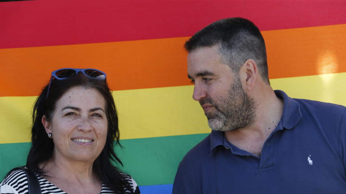 Camen Villaverde, presidenta de Awen LGTBI, junto a Luis Posada. JESÚS F. SALVADORES