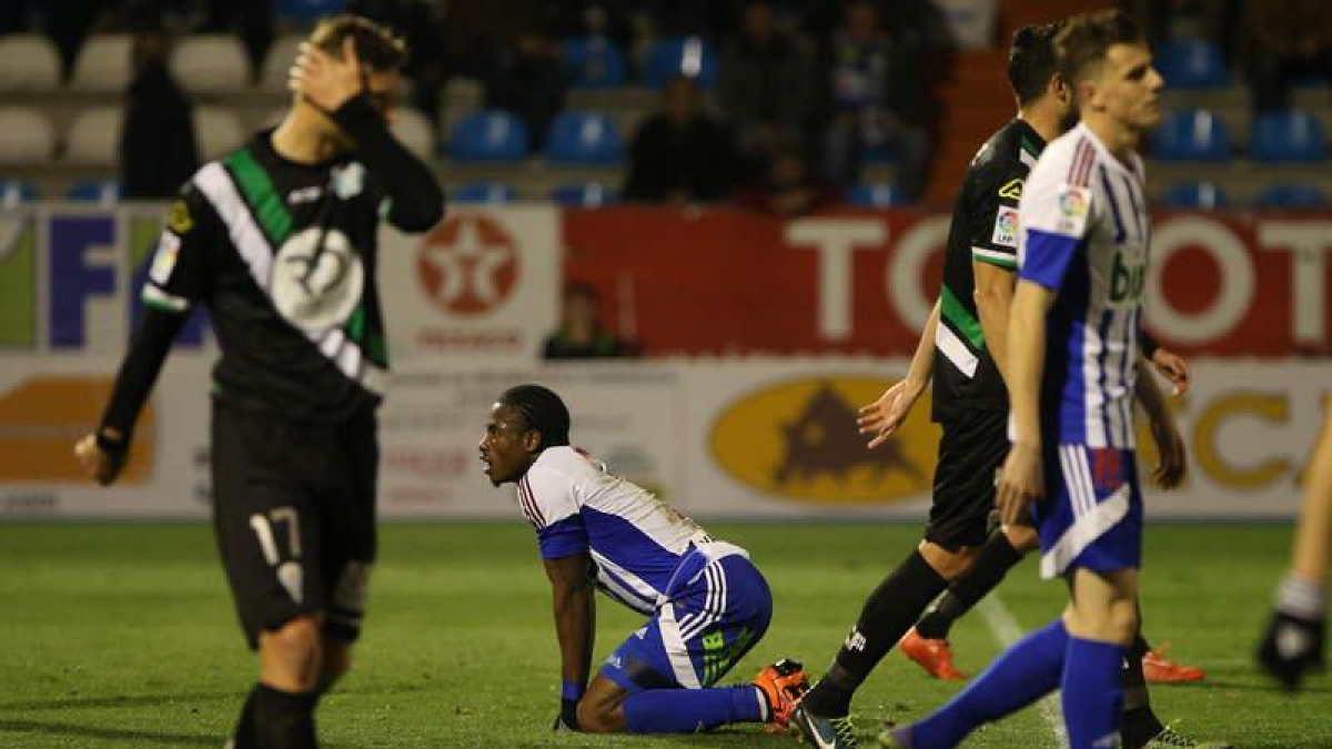 El jugador de la Ponferradina Jebor se queda tendido de rodillas en el césped de El Toralín tras consumarse la derrota. L. DE LA MATA