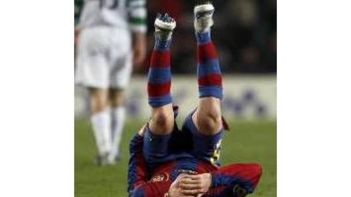 Messi se lamenta en el suelo en el momento de lesionarse