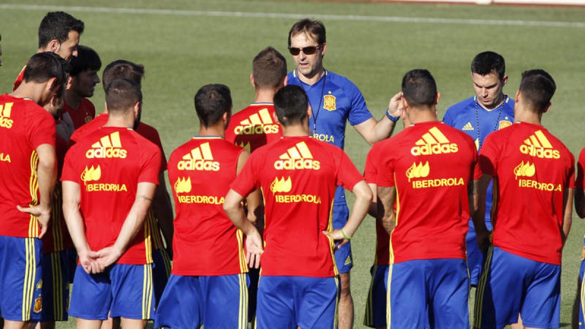 El nuevo seleccionador nacional de fútbol, Julen Lopategui, conversa con los jugadores de la Roja en su primer entrenamiento en la Ciudad del Fútbol de Las Rozas. J. LÓPEZ