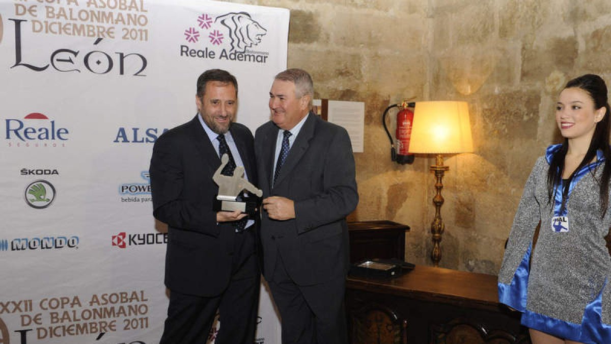 El presidente del Ademar con el presidente de la Asobal, Javier Zuriarrain, en la recepción oficial.