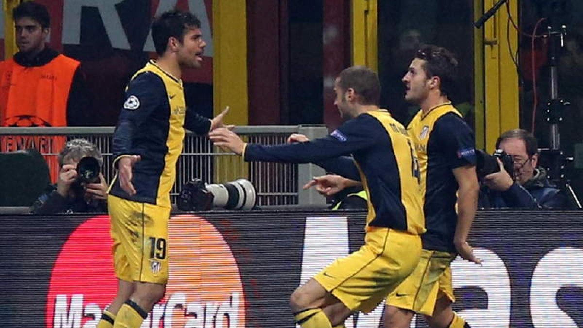 Los jugadores del Atlético de Madrid felicitan a Diego Costa tras marcar el gol de la victoria rojiblanca ante el Milan.