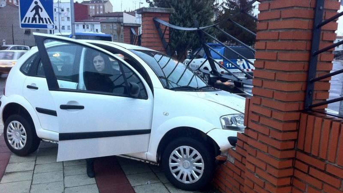 La conductora perdió el control del vehículo en la rotonda.