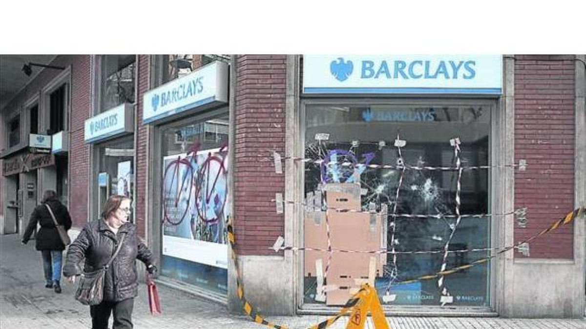 Una oficina de Barclays precintada por la policía, ayer.