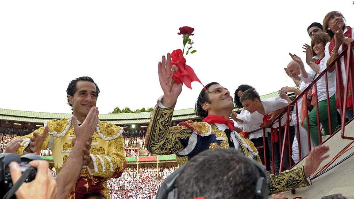Los diestros David Mora y Fandiño salen a hombros de la Plaza de Toros de Pamplona.
