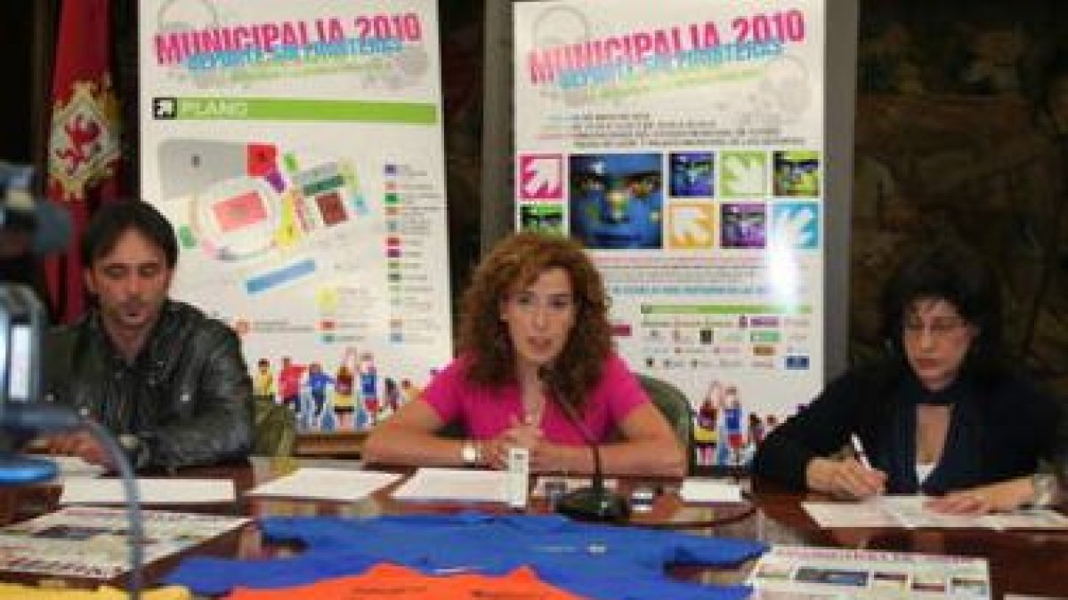 René González, Natalia Rodríguez y Teresa Gutiérrez, en la rueda de prensa de Municipalia.