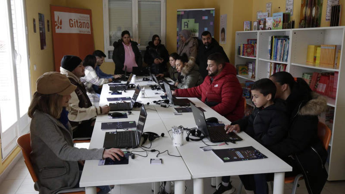 Inauguración ayer del aula digital del Hogar de la Esperanza. FERNANDO OTERO