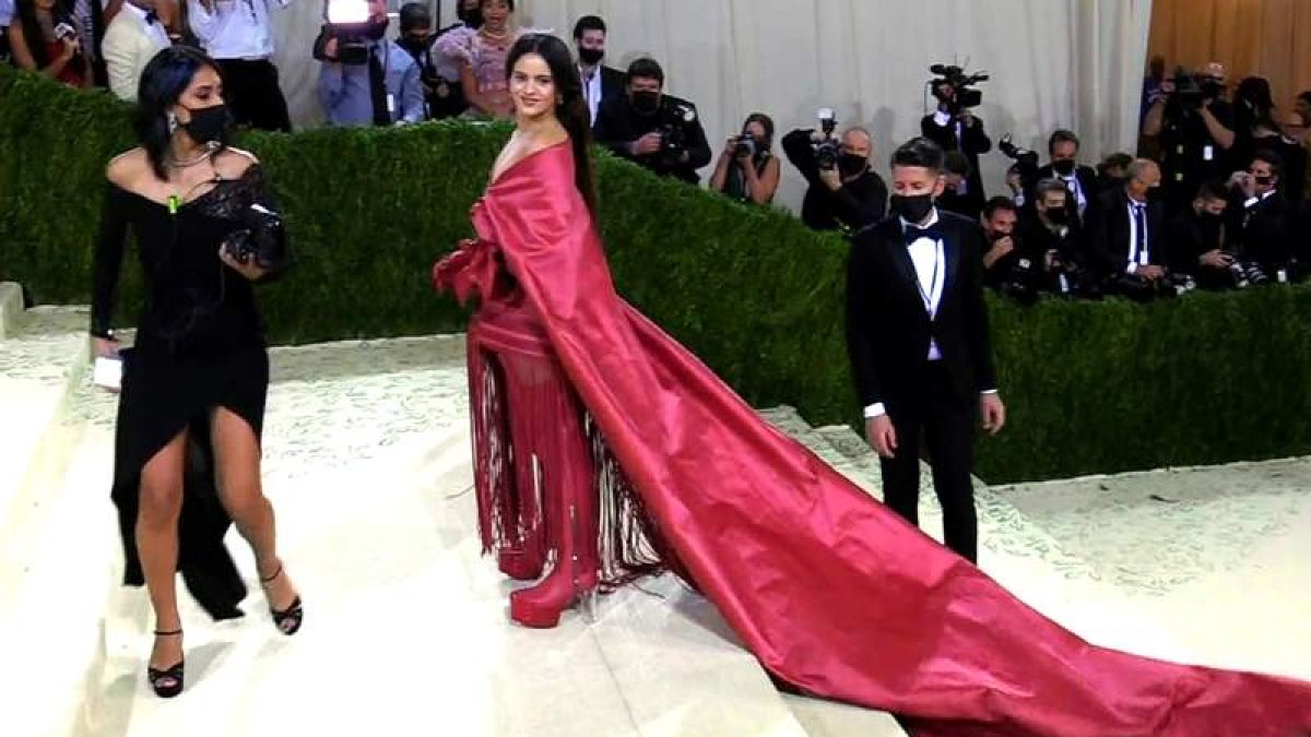 La cantante española Rosalía llevó un conjunto rojo con flecos inspirado en el mantón de Manila. EFE