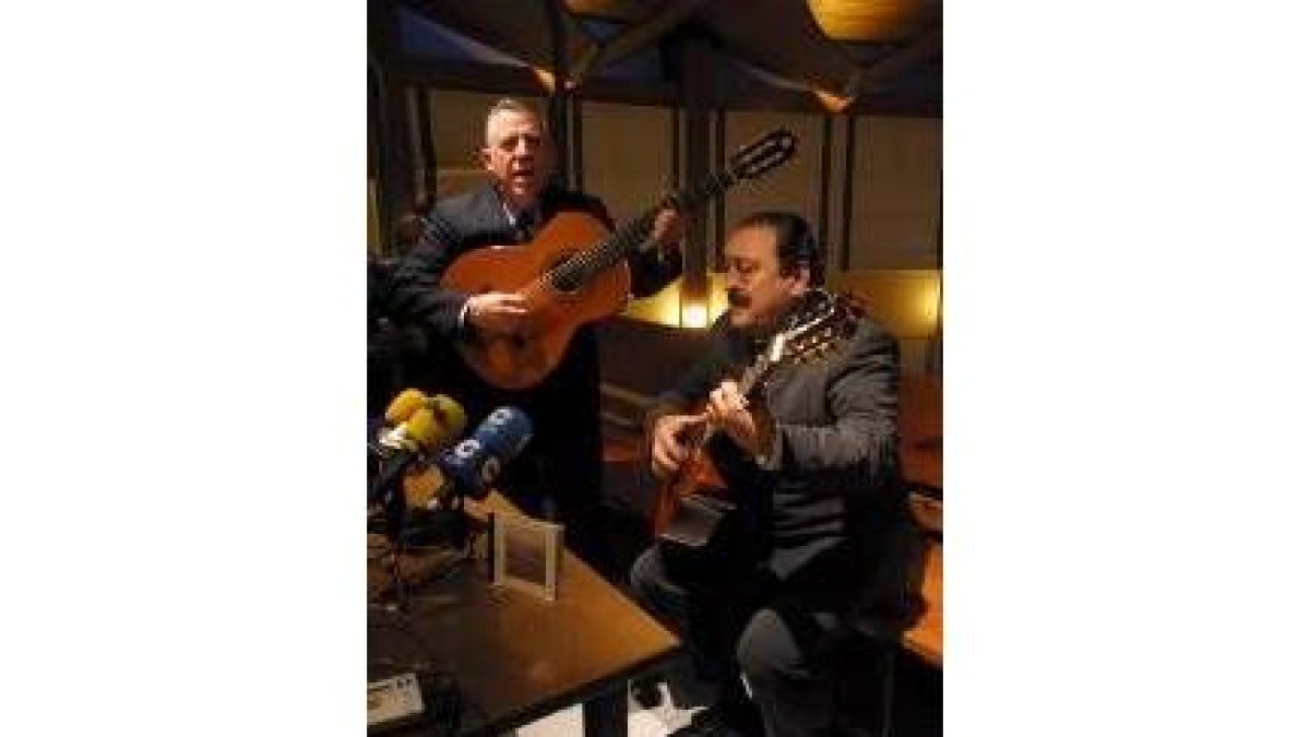 Flaviano entona de pie el «Agárrate fuerte a mí María» junto a Richard, ayer al presentar su disco