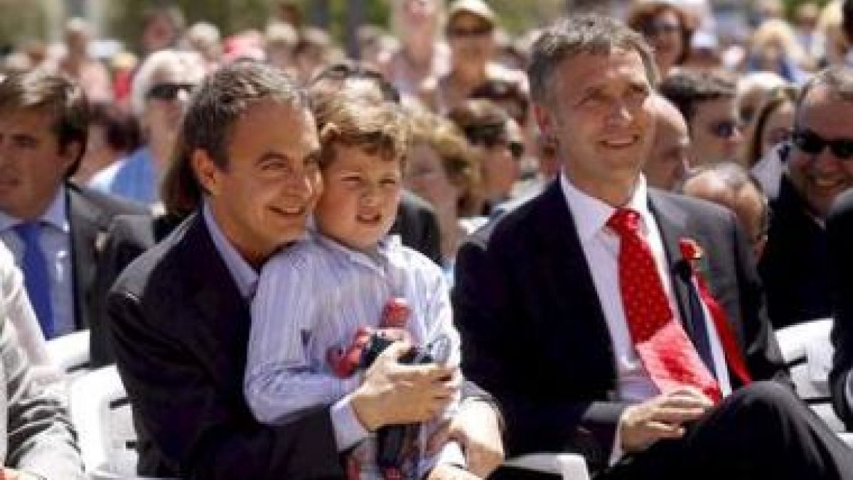 Zapatero se fotografía con un niño en presencia del primer ministro de Noruega, Jens Stoltenberg