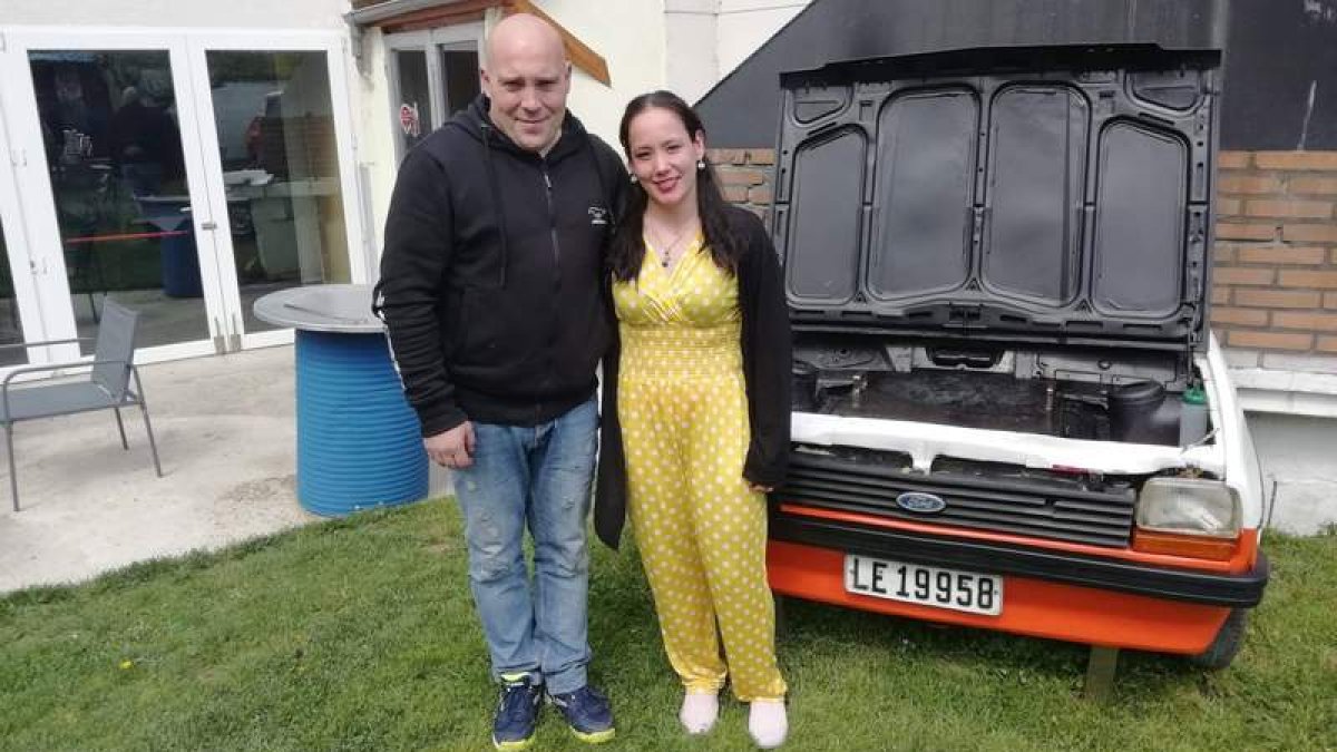Yadira y Ovidio, ayer, en la terraza de su restaurante decorada con antiguos Ford Fiesta. DL