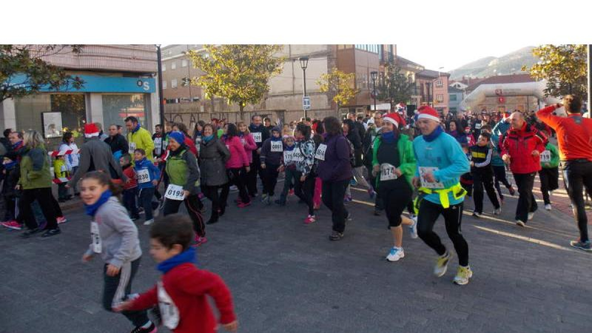 La carrera, a su paso por la plaza de la Constitución de La Robla.