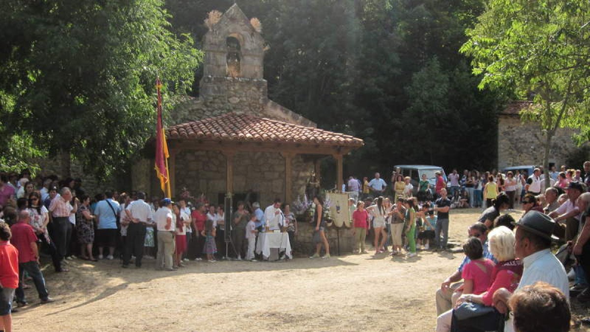 La misa se celebró en la explanada de la ermita.