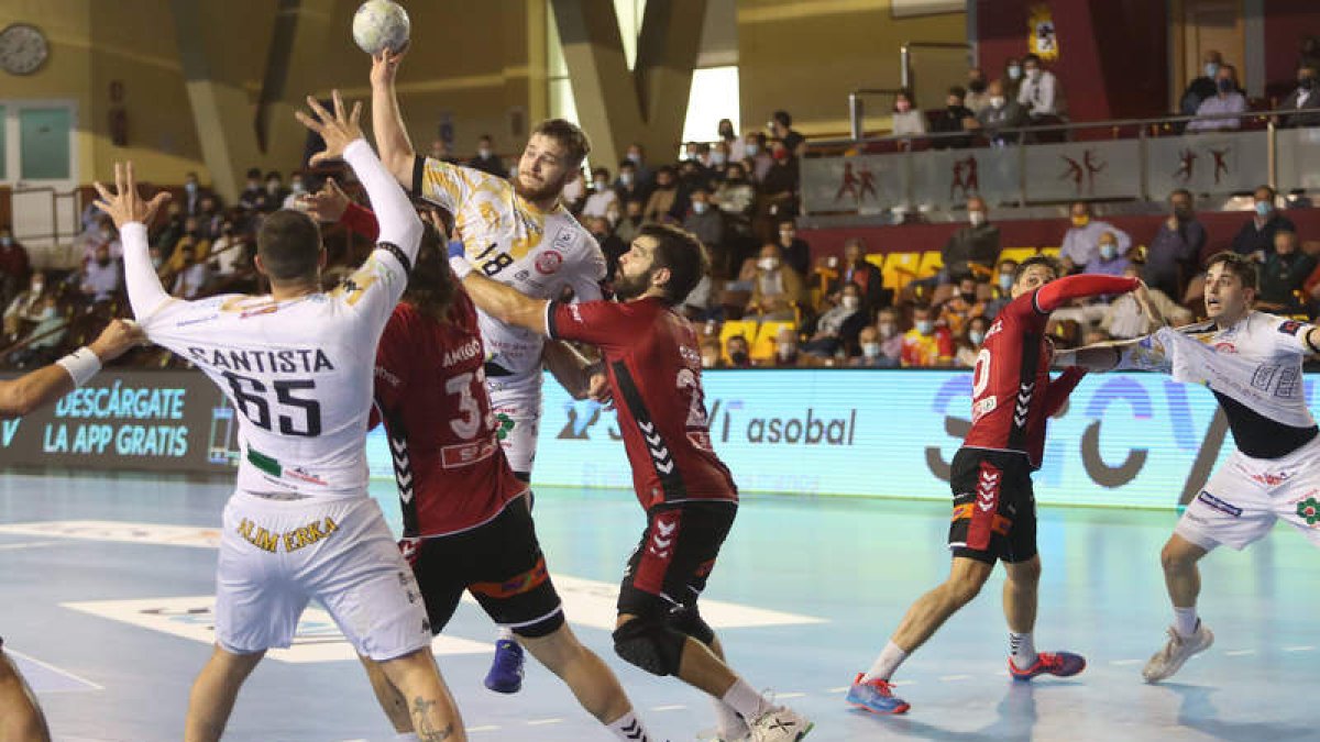 Ni Bomastar ni Papan terminan de blindar la portería. RAMIRO