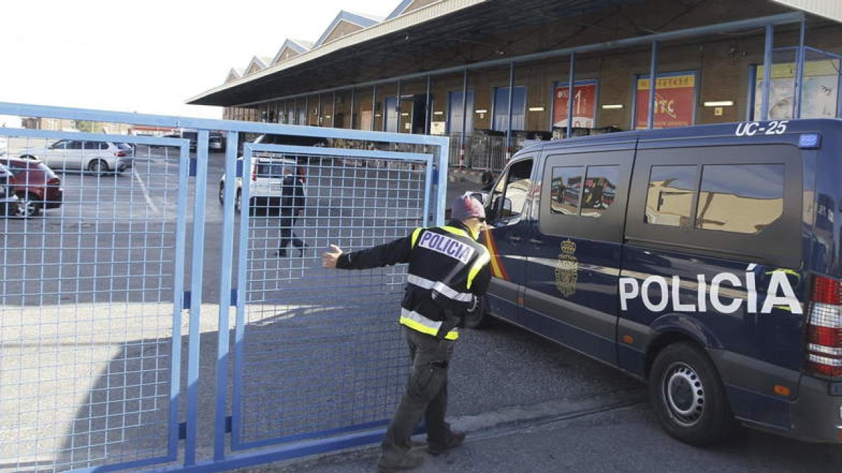 La Policía Nacional, durante un registro en un polígono industrial. FERNANDO ALVARADO