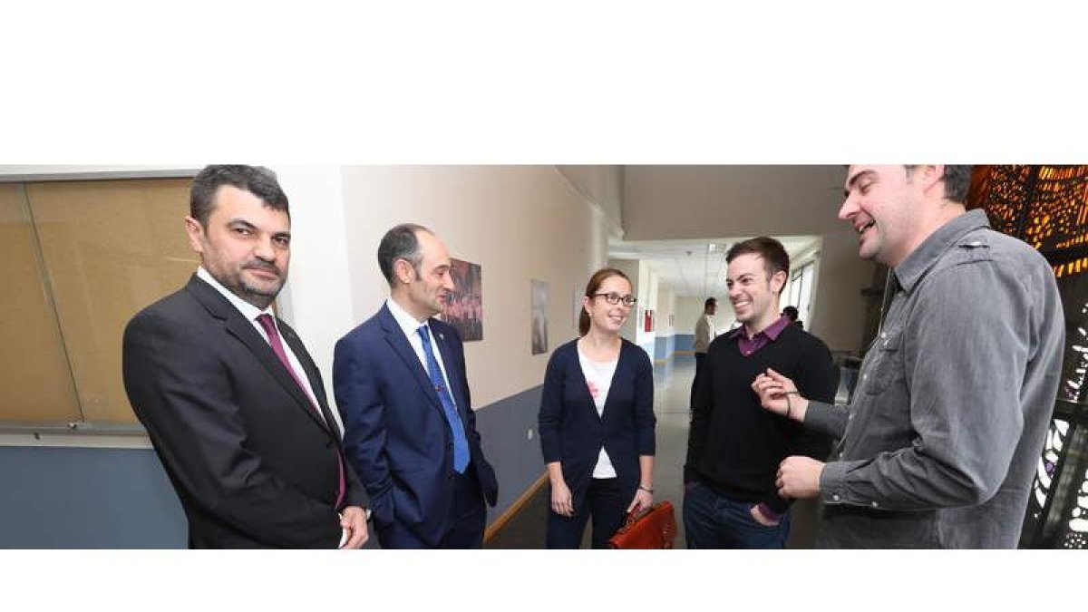 El director de la Escuela de Ingeniería Agraria y Forestal, Javier López, junto a otros miembros de la misma y el ponente.