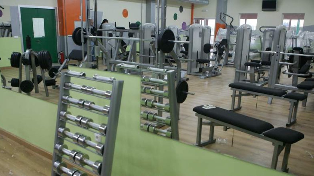 Parte de los aparatos del gimnasio de Trobajo del Camino necesitan repararse o renovarse. JESÚS