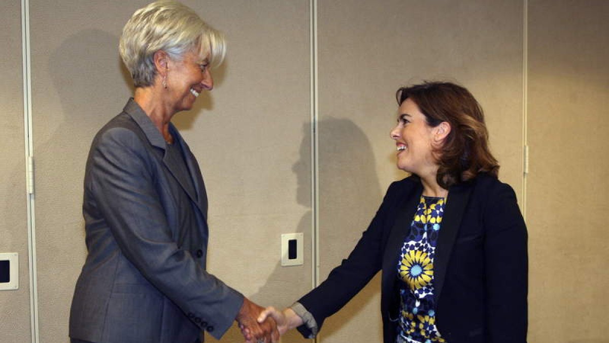 Lagarde saluda a Sáenz de Santamaría, ayer, en Washington.