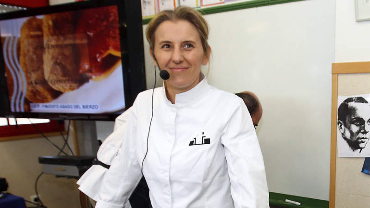 Yolanda León ofrece su saber culinario en una jornada gastronómica contra el cáncer de mama.