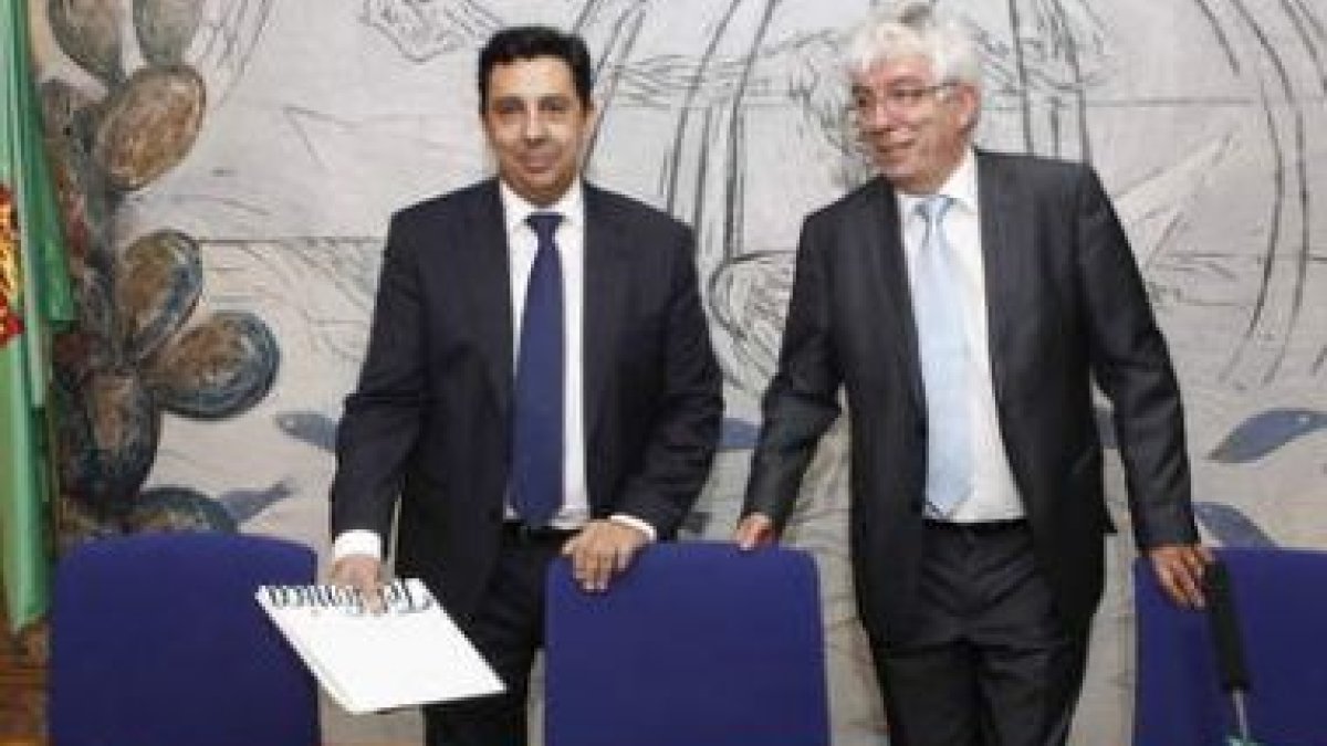 Juan Carlos Morán y José Ángel Hermida durante la firma del convenio para crear la cátedra.