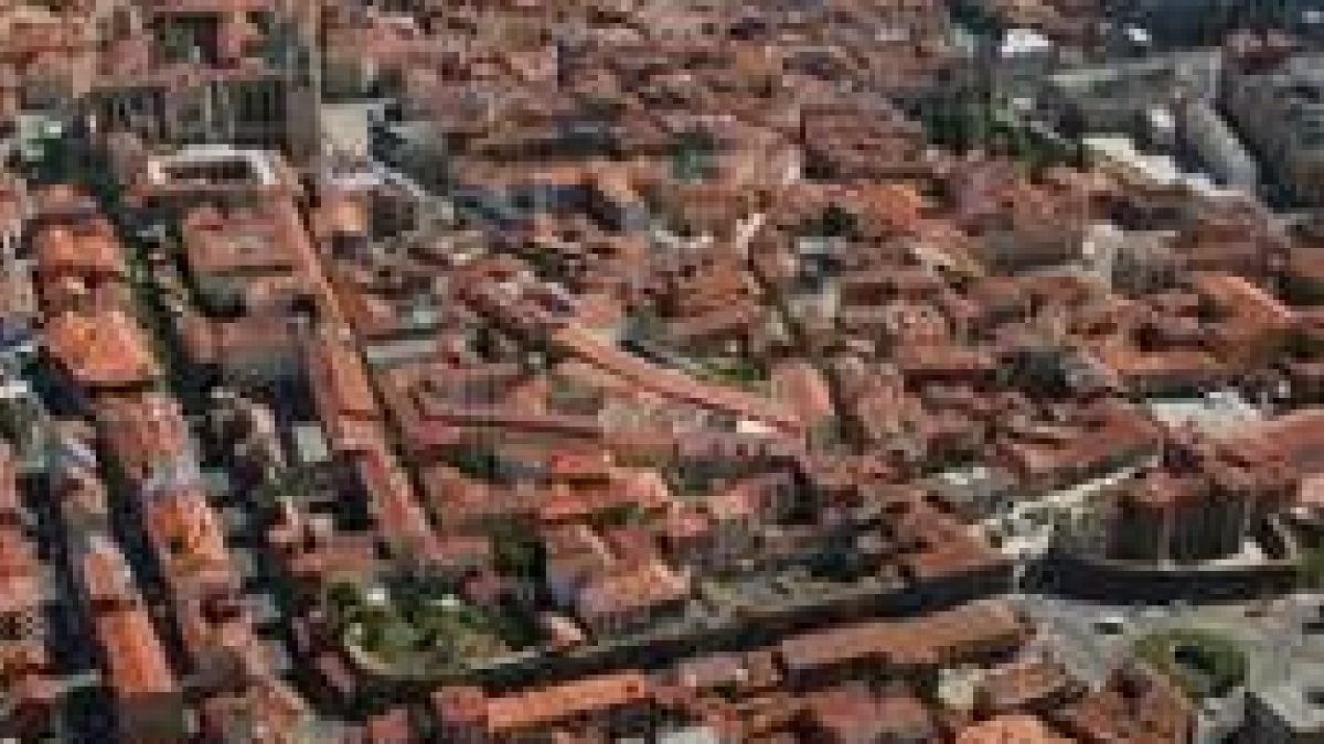 Imagen aérea en la que puede verse el tramo de la muralla cuya rehabillitación se inicia hoy mismo