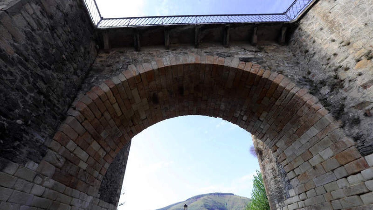 Sobre estas líneas, fotos actuales del viaducto y también estampas antiguas convertidas en postales y recuerdos de la vida de principios del siglo XX. ANA F. BARREDO /DL