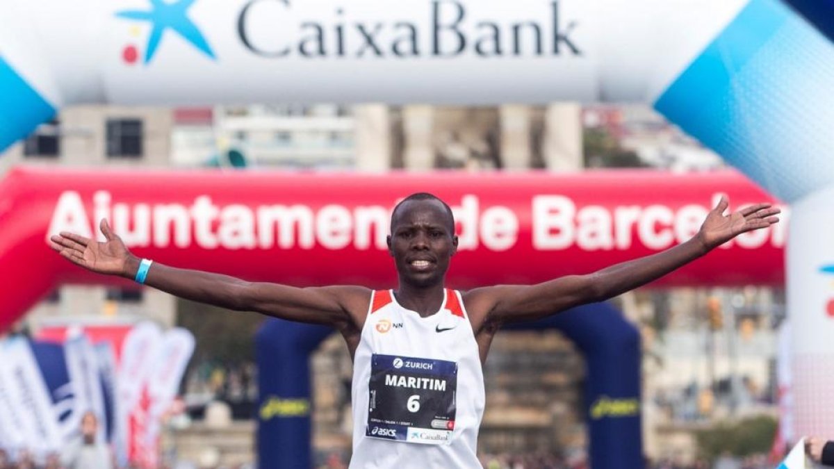 El keniano Anthony Maritim entra vencedor con 2.08.08, su mejor marca personal.