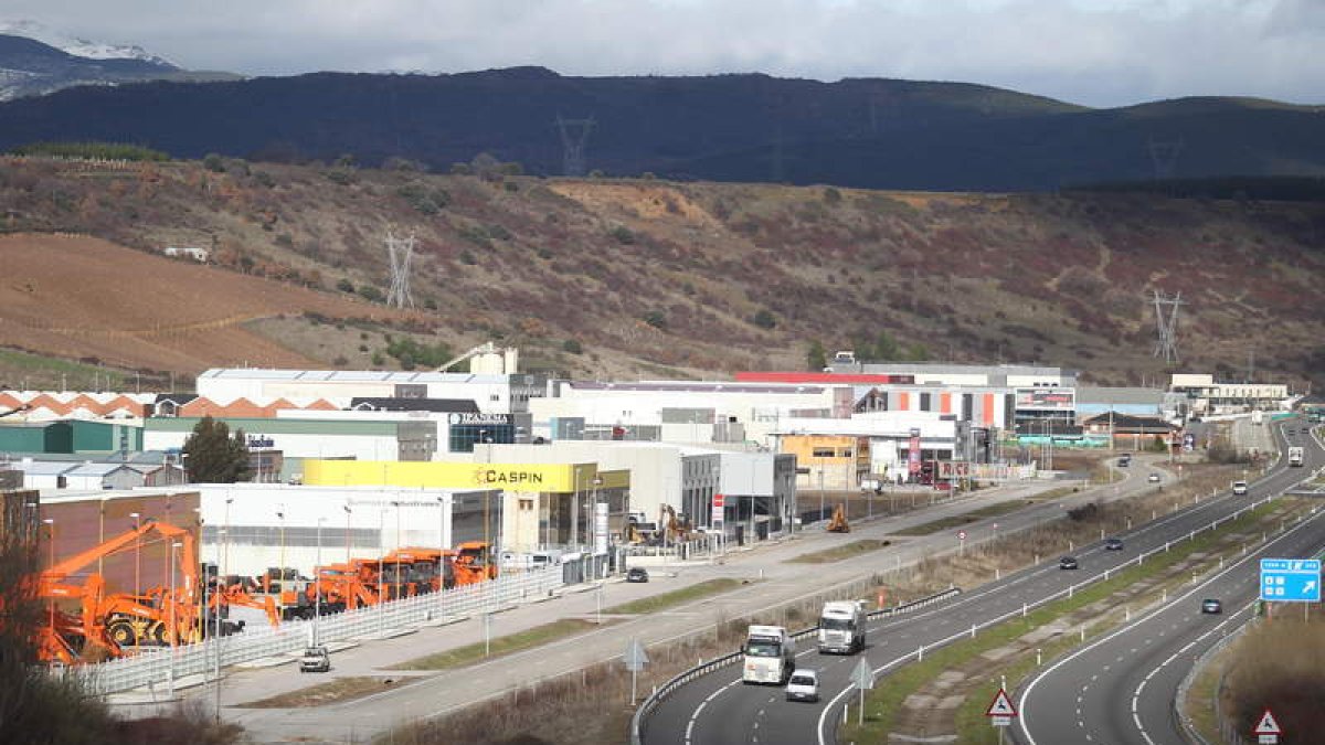 Imagen de archivo del polígono industrial de Bembibre, junto a la A-6. ANA F. BARREDO