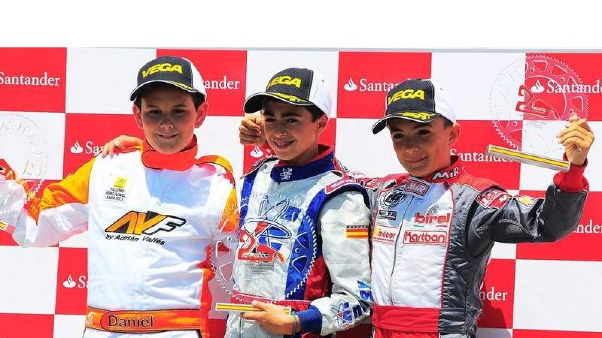 David Vidales, en el centro, con el trofeo que le acredita como ganador del Gran Premio de Campillos.