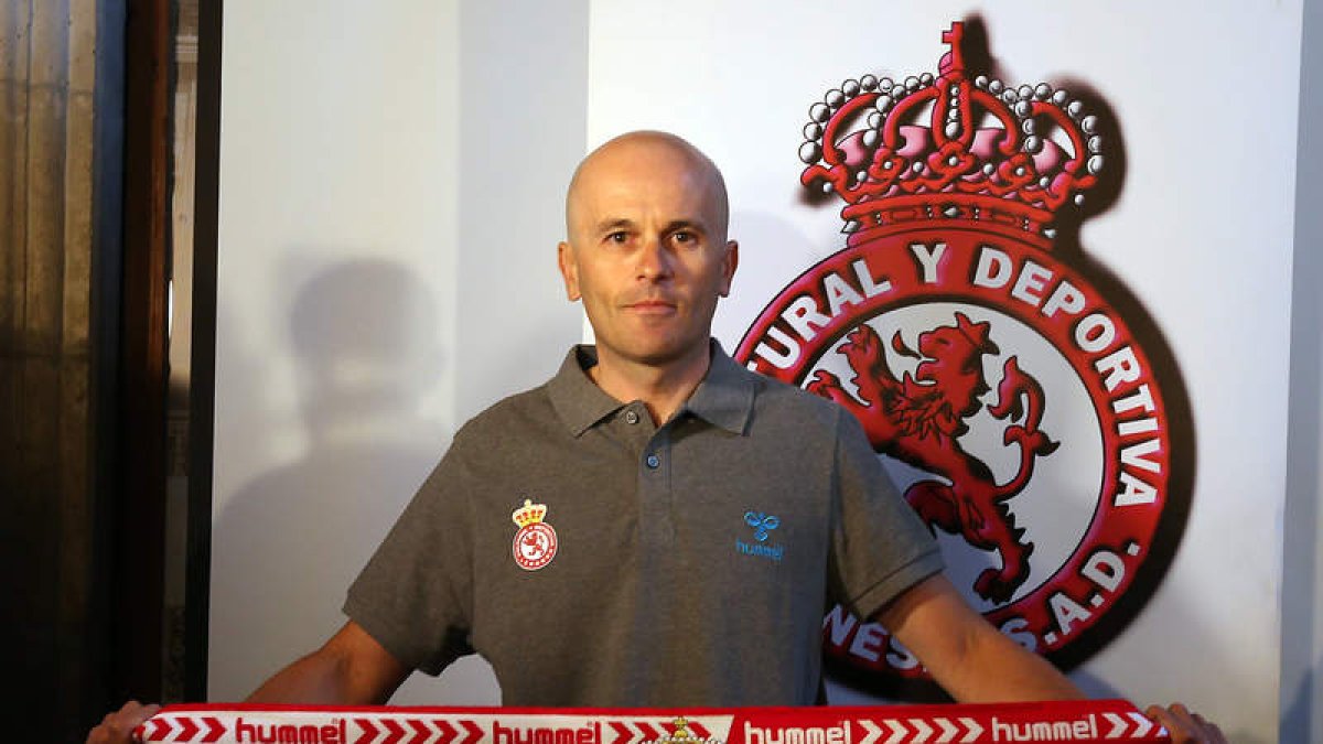 El entrenador de la Cultural, Javier Cabello, afirma que se siente muy a gusto en León y en el club culturalista.