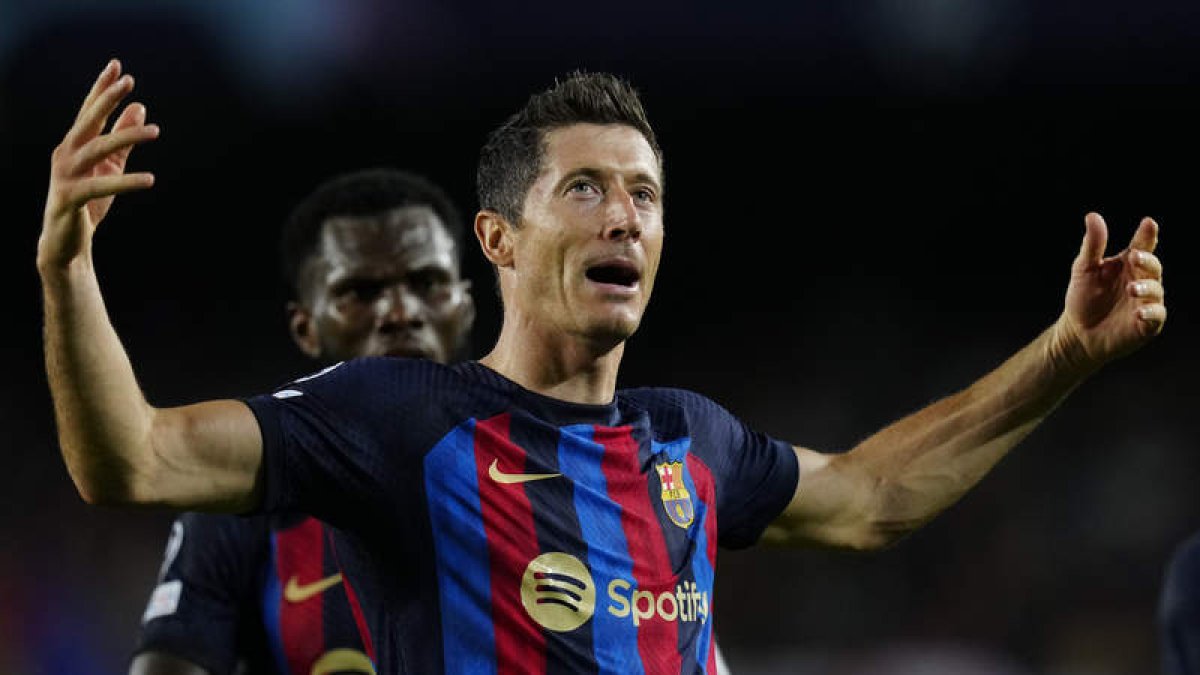 Lewandowski anotó tres de los cinco goles del Barcelona en la goleada de los blaugrana al Viktoria Plzen en el Camp NOu. FONTCUBERTA
