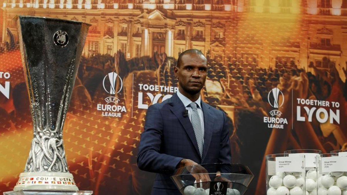 El exjugador de fútbol galo Eric Abidal durante el sorteo de los dieciseisavos de final de la Liga Europa celebrado en Nyon (Suiza).