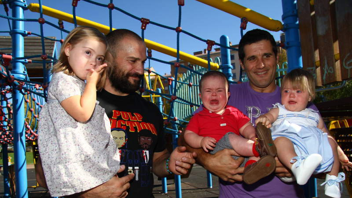 Martínez y Castresana junto a tres niños que forman parte del Calendario Solidario 2011, ayer en el parque.