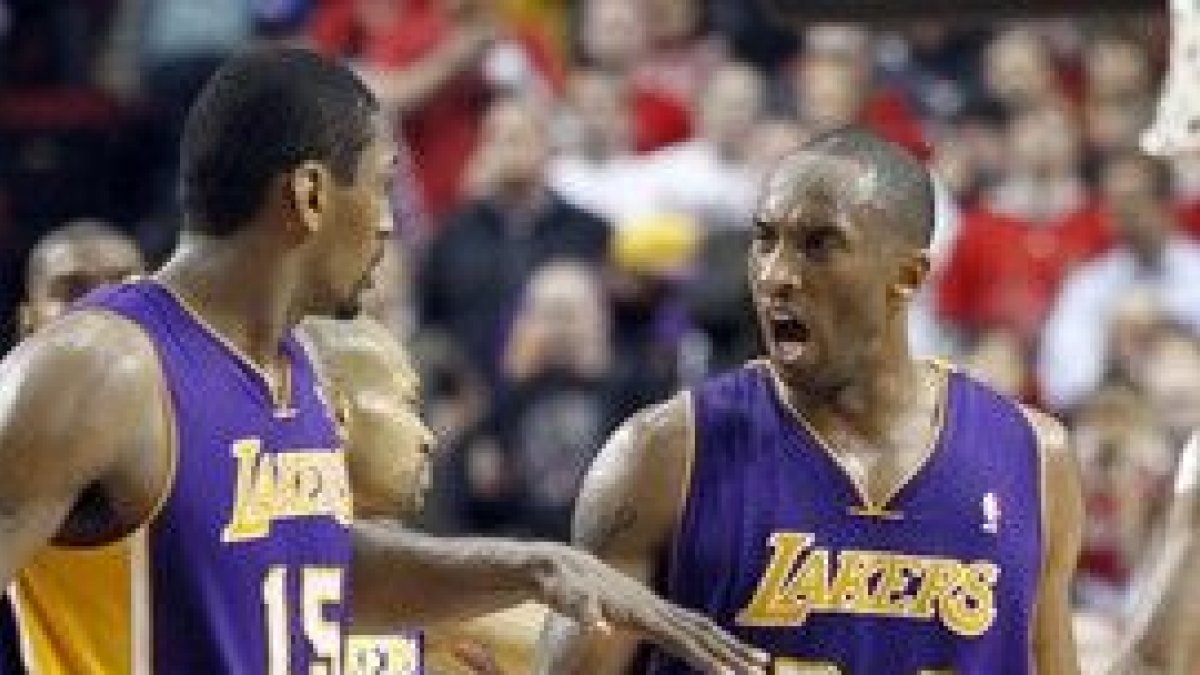Bryant (derecha) y Artest, durante el partido de los Lakers ante los Trail Blazers de Portland.