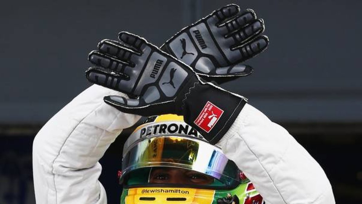 Lewis Hamilton celebra su 'pole' en Silverstone.