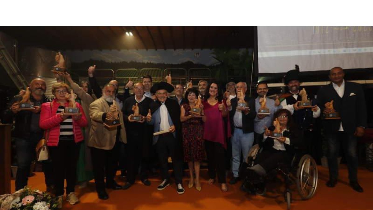 Prada, en el centro con el sombrero negro de tres picos, posa con los once premios ‘inconmensurables’ que entregó anoche en el Palacio de Canedo. L. DE LA MATA